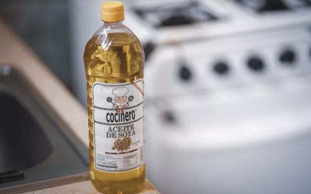 Botella de aceite vegetal sobre un fondo neutro, producto protagonista de las nuevas regulaciones de precios en Cuba.