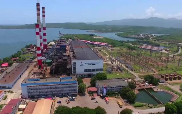 Vista exterior de la Refinería de Petróleo Hermanos Díaz en Santiago de Cuba.