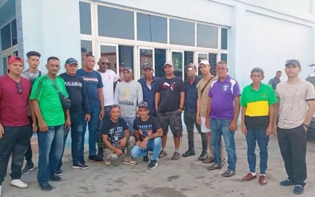 Grupo de linieros preparándose para trabajar en el sistema eléctrico nacional.