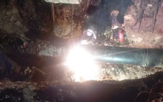 Trabajadores petroleros realizando maniobras de reparación en la infraestructura del oleoducto.