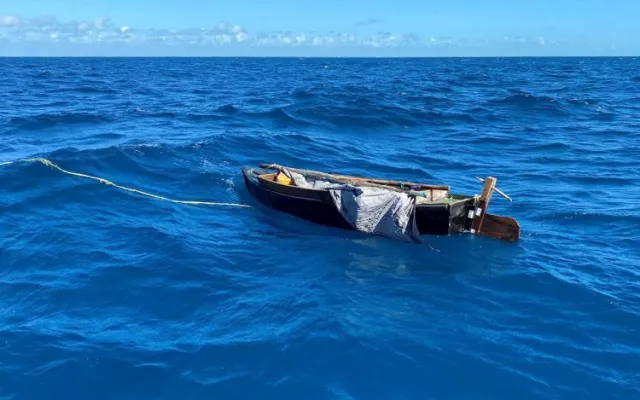Grupo de balseros cubanos rescatados en el mar