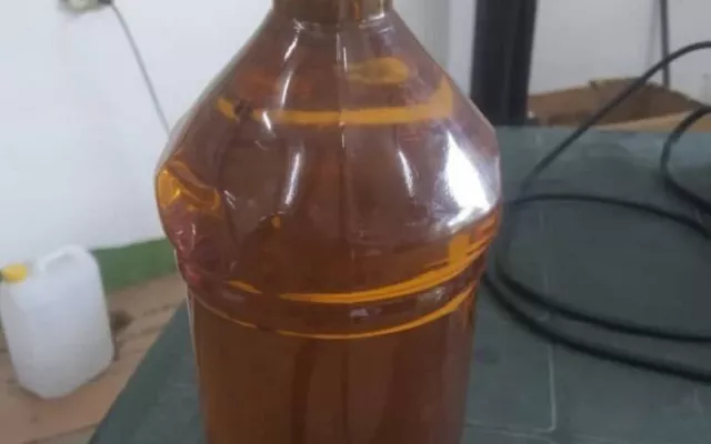 Envases de aceite sin etiquetado identificados por la Dirección de Salud Pública en la feria de Mayabeque.
