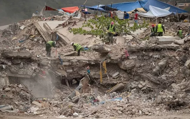 Vista panorámica de daños estructurales en el estado de La Guaira tras la actividad sísmica.