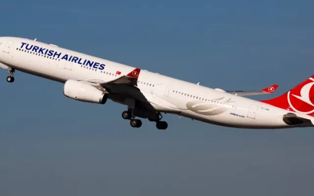 Avión de Turkish Airlines en pista de aterrizaje.