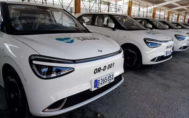 Vehículos eléctricos asignados al transporte de pacientes para el servicio de hemodiálisis en Holguín.