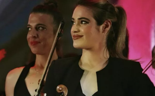La violinista Jennifer Dávila Yanes tocando durante un concierto de la gira Yandel Sinfónico.