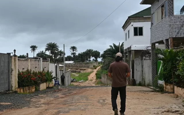 C., un hombre venezolano deportado a Liberia camina cerca del hotel donde los aloja el Gobierno de Joseph N. Boakai, en una imagen del 3 de septiembre de 2026, en Marshall, a 50 kilómetros de Monrovia.