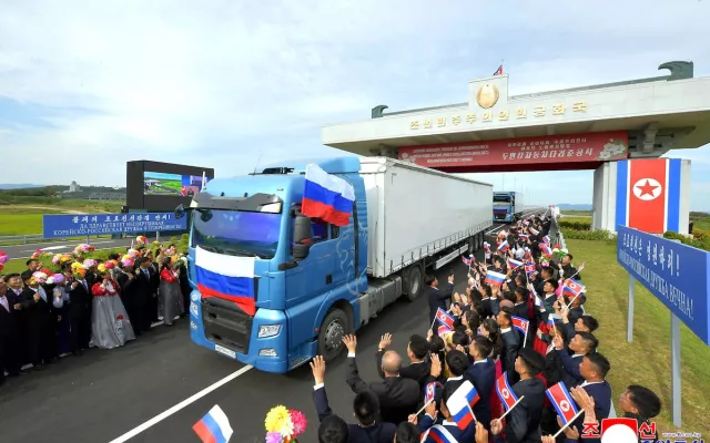 Un camión procedente de Rusia llega a Rason, en Corea del Norte, tras cruzar el primer puente de carretera sobre la frontera común, el lunes 7 de septiembre de 2026. Foto difundida por el Gobierno norcoreano.