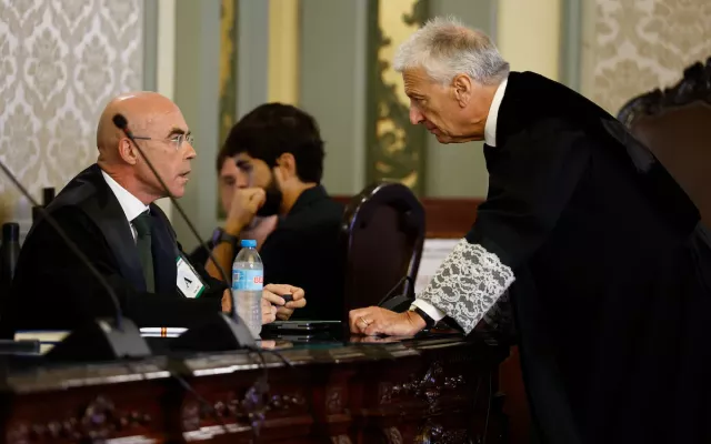 El magistrado Luis Díez-Picazo habla, este lunes, con el coordinador jurídico de Vox, Jorge Buxadé, antes de la vista en el Tribunal Supremo para estudiar las medidas cautelares sobre los efectos electorales de la 'ley de nietos