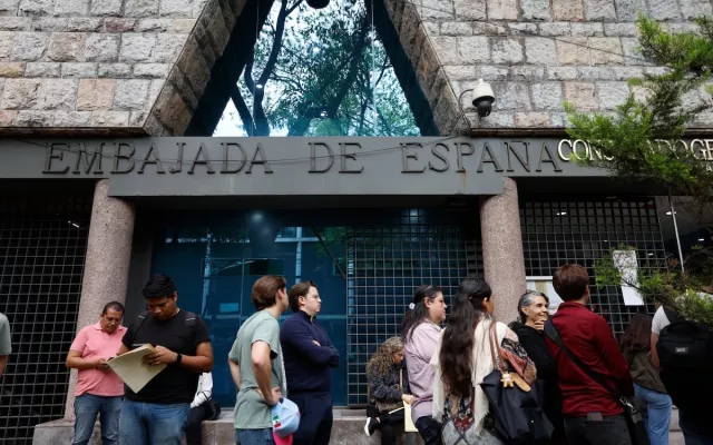 Un grupo de personas hacían fila en la embajada de España este martes en la Ciudad de México (México)