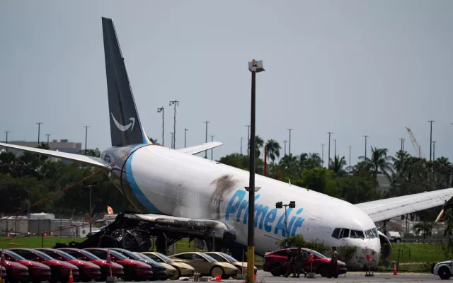 Un avión de carga de Amazon averiado yacía cerca de un estacionamiento el martes, dos días después de salirse de la pista en el Aeropuerto Internacional de Miami.