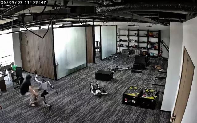Un robot humanoide se descontrola y ataca a un ingeniero en China