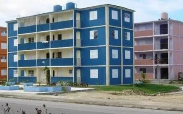Los cubanos que aún no han logrado regularizar sus viviendas y otros inmuebles construidos sin cumplir todos los requisitos legales tendrán un año adicional para completar este importante proceso. 