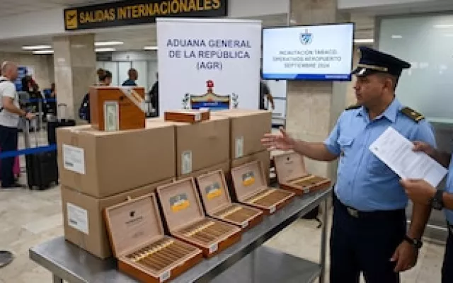 Cajas de puros cubanos decomisadas en un operativo de la Aduana en el aeropuerto.