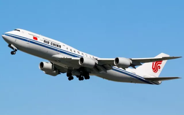 Avión de la aerolínea Air China en pista de aterrizaje.