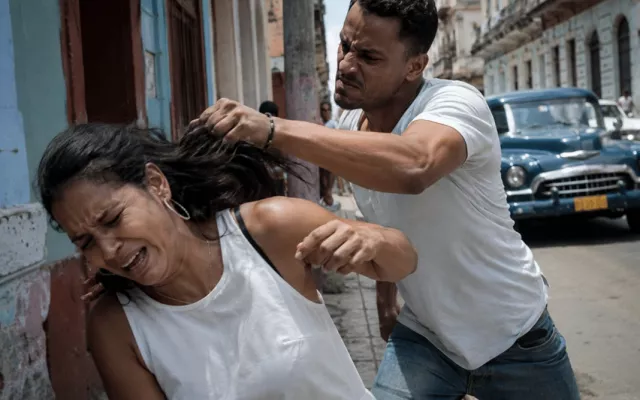 Una representación gráfica de una mujer con el cabello largo en un entorno urbano.