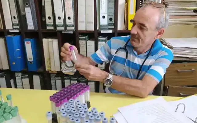Personal médico trabajando en el Hospital Oncológico Celestino Hernández Robau durante el ensayo clínico del nuevo medicamento.