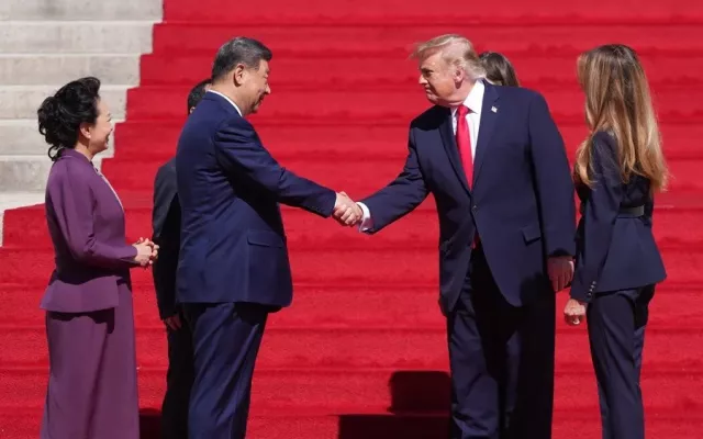 El presidente estadounidense Donald Trump y el presidente chino Xi Jinping durante una despedida oficial.