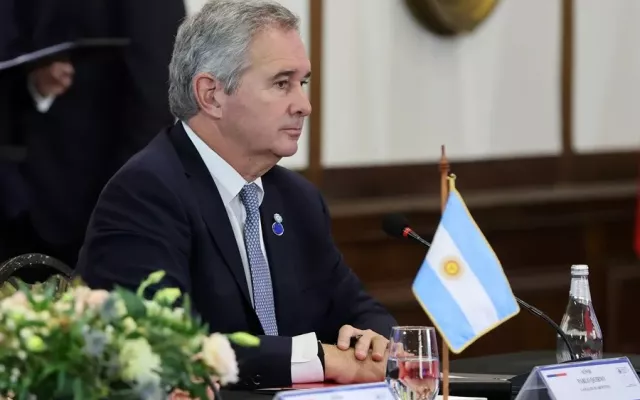 El canciller argentino Pablo Quirno durante una entrevista sobre la política exterior del país.