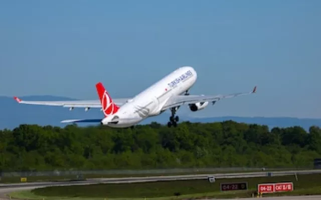 Vista de un avión en una pista de aterrizaje, representando la crisis en la conectividad aérea cubana.