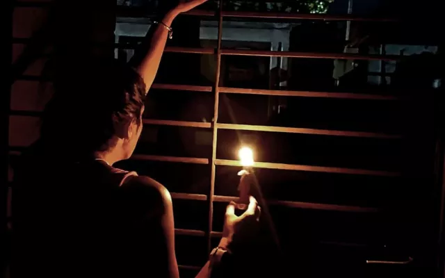 Imagen de una calle oscura en La Habana durante un apagón nocturno.