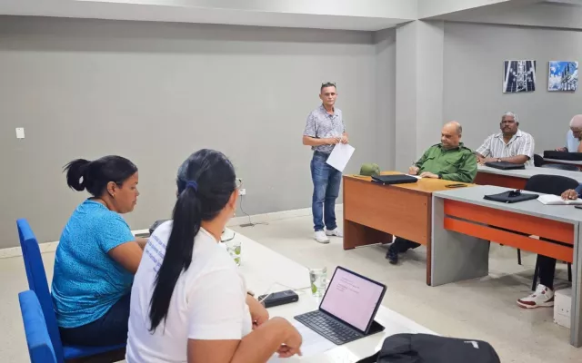 Funcionarios en el Despacho Eléctrico Provincial de Granma durante la coordinación de medidas ante la emergencia energética.