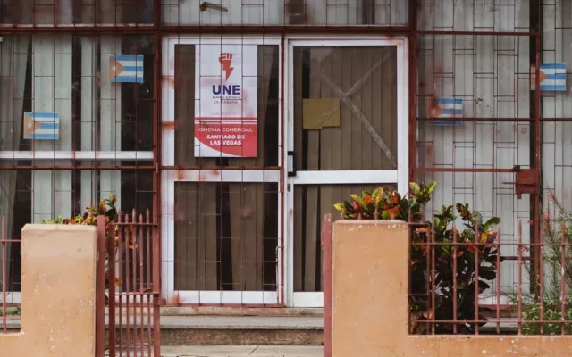 Infraestructura eléctrica en Cuba, incluyendo torres de alta tensión y componentes del sistema de distribución.