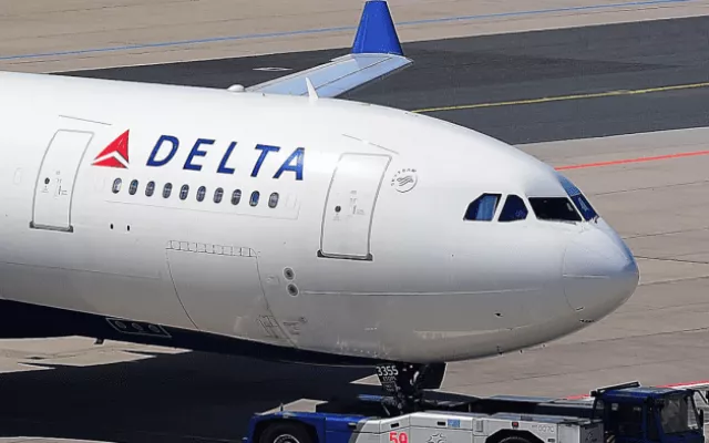 Avión de la aerolínea Delta estacionado en una pista de aterrizaje.