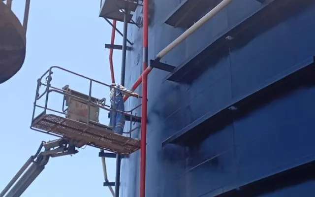Tanque en proceso de reparación en la base de supertanqueros de Matanzas