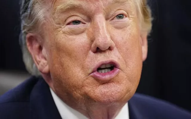 El presidente Donald Trump durante el anuncio de la planta siderúrgica en el Despacho Oval.