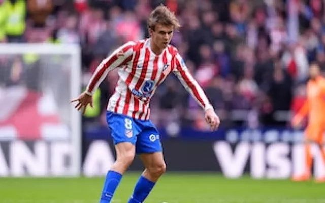 Pablo Barrios, mediocentro del Atlético de Madrid, disputando un balón en el centro del campo.