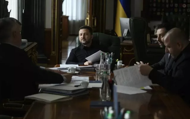 El presidente de Ucrania, Volodímir Zelenski, reunido con los emisarios estadounidenses Steve Witkoff y Jared Kushner.