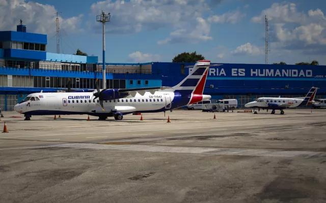 Avión de Cubana de Aviación en una pista de aterrizaje.