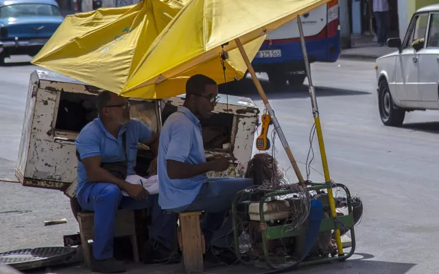 Personal técnico realizando trabajos de mantenimiento en infraestructura de telecomunicaciones.