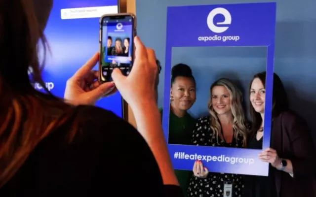 Logotipo y página web de Expedia Group