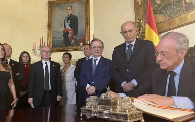 Florentino Pérez y Juan Vivas durante el acto institucional en el Palacio Autonómico de Ceuta.