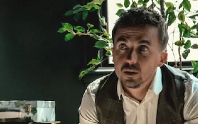 Fotografía de primer plano del actor Frankie Muniz.