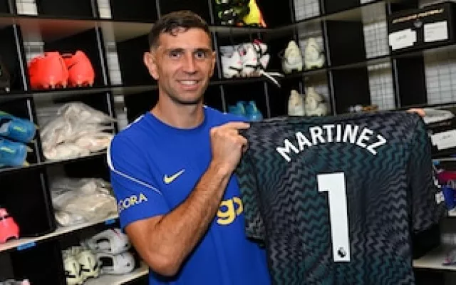 Emiliano Dibu Martínez vistiendo la indumentaria del Chelsea FC.