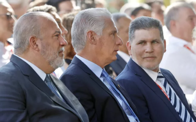 El presidente Miguel Díaz-Canel junto al primer ministro Manuel Marrero y el titular de Comercio Exterior, Óscar Pérez-Oliva Fraga, en la inauguración de la Feria Internacional de La Habana.