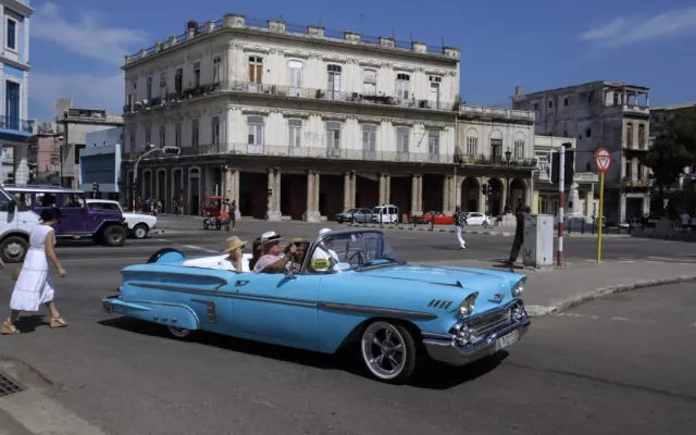 Turistas canadienses durante su estancia en Cuba en un entorno que refleja las condiciones actuales en la isla.