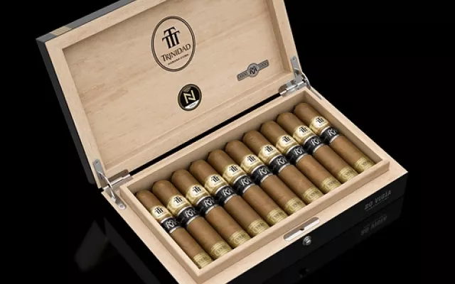 Caja abierta de Trinidad Vigía Reserva Cosecha 2022 con los puros dispuestos en su interior.