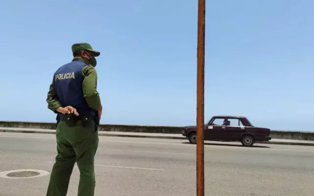 Vista panorámica del Malecón de La Habana con personas en el muro costero.