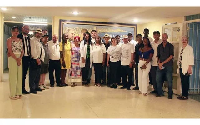 Autoridades hospitalarias y representantes de la orden masónica durante la entrega de la donación médica.