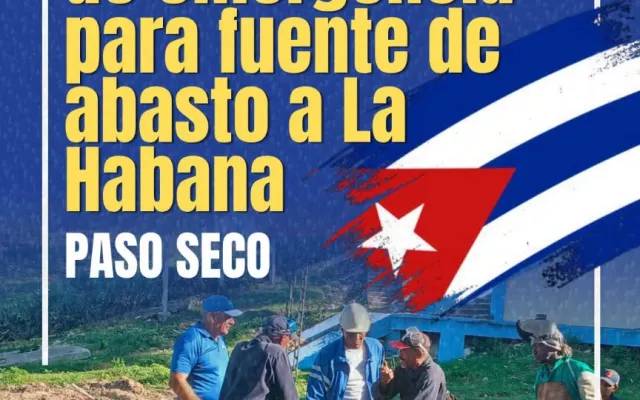 Personal técnico supervisando la llegada de nuevos motores industriales destinados a la infraestructura de bombeo de agua.