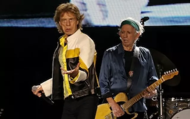 Integrantes de la banda de rock The Rolling Stones en una de sus presentaciones en vivo.