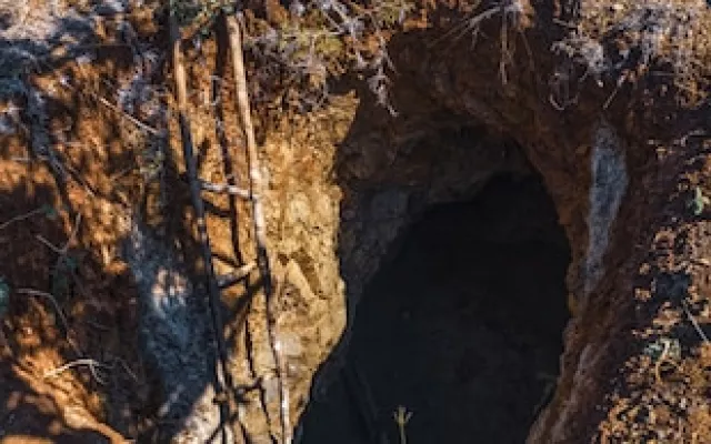 Mineros trabajando de forma clandestina en una excavación artesanal en suelo cubano.