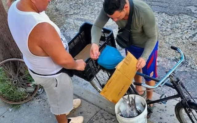 Embarcación pesquera en condiciones precarias reflejando la crisis del sector en Cuba.