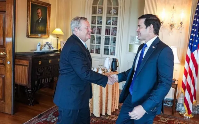 El secretario de Estado Marco Rubio se reúne con el jefe de la misión diplomática de EE.UU. en Cuba, Mike Hammer, en Washington.