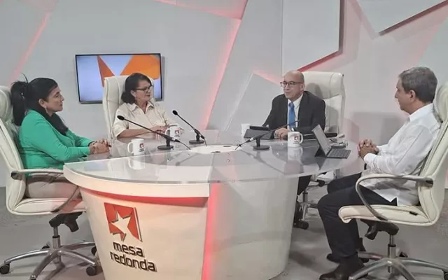 El Ministro de Educación Superior, Walter Baluja García, junto a otros directivos, durante su intervención en el programa televisivo Mesa Redonda.