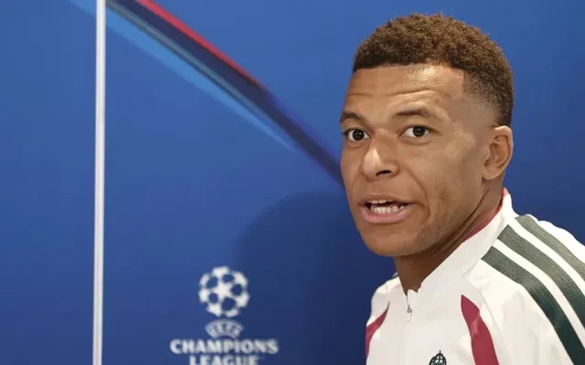 Kylian Mbappé durante una rueda de prensa oficial con el Real Madrid.